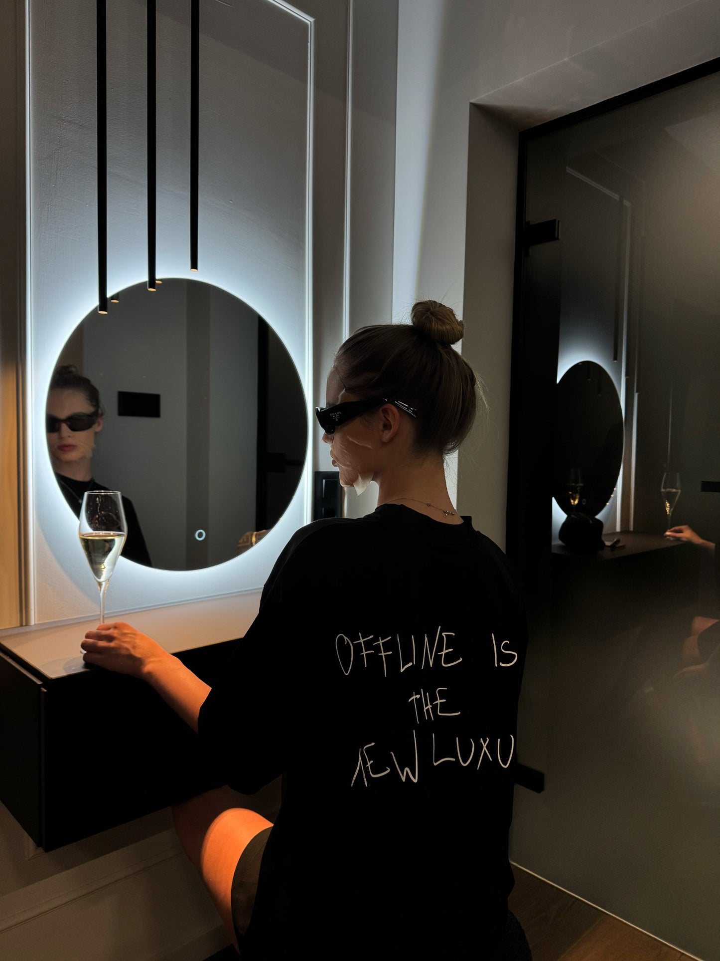 Тениска "Offline is the New Luxury"