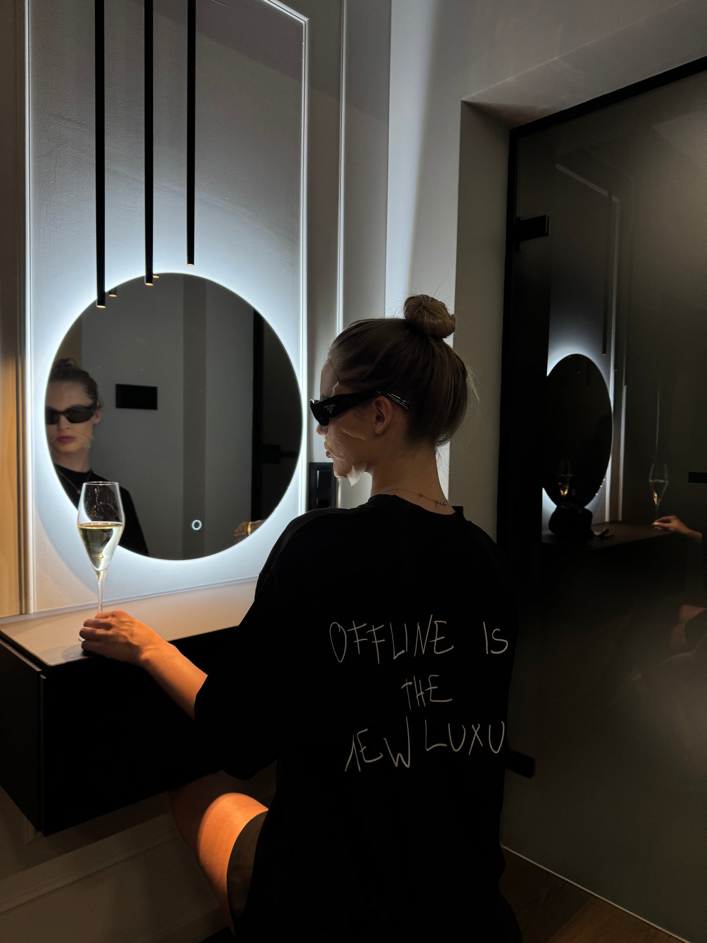 Тениска "Offline is the New Luxury"